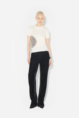 Camiseta Baby Tee con estampado de laurel blanco