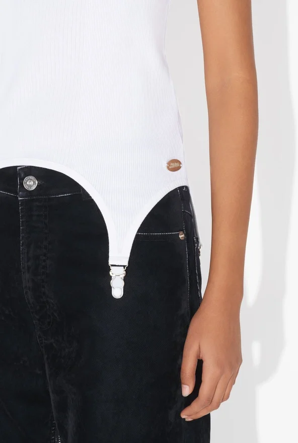 Camiseta sin mangas con liguero en blanco Camiseta sin mangas con liguero en blanco