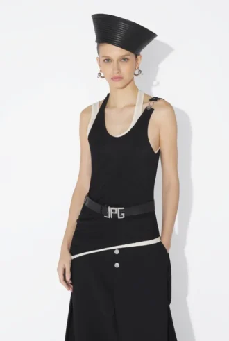 Camiseta sin mangas drapeada en negro
