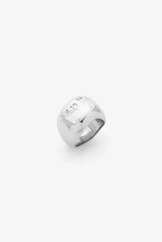 El anillo con el logotipo