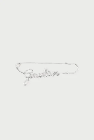 El broche Gaultier en tono plateado