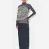 El jerseis gris con estampado de laurel El jerseis gris con estampado de laurel