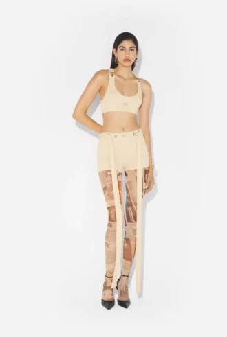 Los pantalones cortos beige con parche Gaultier