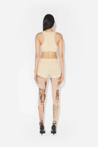 Los pantalones cortos beige con parche Gaultier