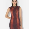 El vestido de algodón con estampado de pitón El vestido de algodón con estampado de pitón