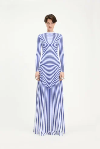 El vestido largo azul con estampado de dianas