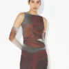 El vestido largo rojo con estampado de rosas borrosas