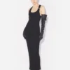 El vestido negro con detalle de piercing