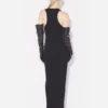 El vestido negro con detalle de piercing