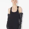 El vestido negro con detalle de piercing
