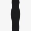 El vestido negro con detalle de piercing