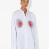 La camisa con estampado de rosas borrosas rojas La camisa con estampado de rosas borrosas rojas