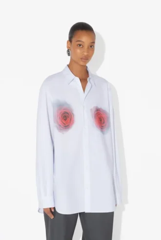 La camisa con estampado de rosas borrosas rojas