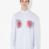 La camisa con estampado de rosas borrosas rojas La camisa con estampado de rosas borrosas rojas