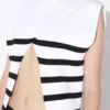 La camiseta marinera con flecos de las partes de arriba La camiseta marinera con flecos de las partes de arriba