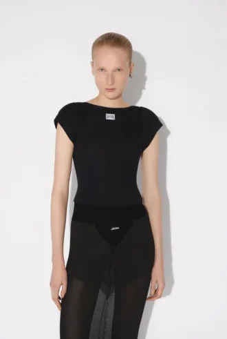 La camiseta negra con parche