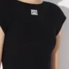 La camiseta negra con parche La camiseta negra con parche