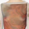 La camiseta roja con rosas borrosas de las partes de arriba