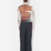 La camiseta roja con rosas borrosas de las partes de arriba