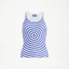 La camiseta sin mangas azul con estampado de dianas La camiseta sin mangas azul con estampado de dianas