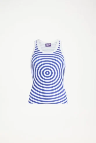 La camiseta sin mangas azul con estampado de dianas
