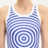 La camiseta sin mangas azul con estampado de dianas La camiseta sin mangas azul con estampado de dianas