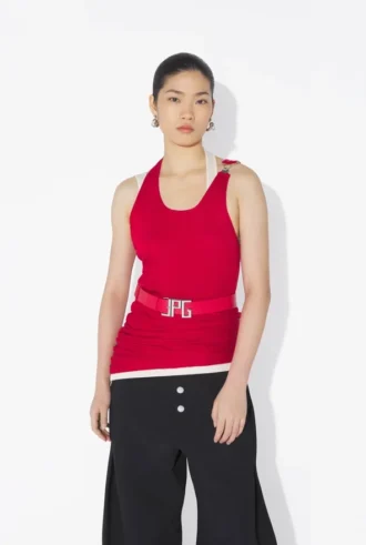 La camiseta sin mangas doble drapeada en rojo