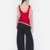 La camiseta sin mangas doble drapeada en rojo La camiseta sin mangas doble drapeada en rojo