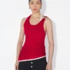La camiseta sin mangas doble drapeada en rojo La camiseta sin mangas doble drapeada en rojo
