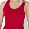 La camiseta sin mangas doble drapeada en rojo La camiseta sin mangas doble drapeada en rojo