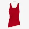 La camiseta sin mangas doble drapeada en rojo La camiseta sin mangas doble drapeada en rojo