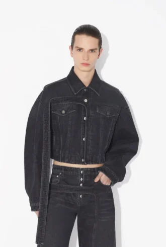 La chaqueta de denim negro con tiras
