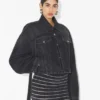 La chaqueta de denim negro con tiras La chaqueta de denim negro con tiras