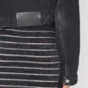 La chaqueta de denim negro con tiras La chaqueta de denim negro con tiras
