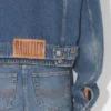 La chaqueta de doble denim La chaqueta de doble denim