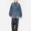 La chaqueta de mezclilla azul con mangas oversize La chaqueta de mezclilla azul con mangas oversize