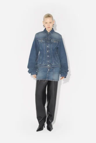 La chaqueta de mezclilla azul con mangas oversize