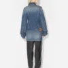 La chaqueta de mezclilla azul con mangas oversize La chaqueta de mezclilla azul con mangas oversize
