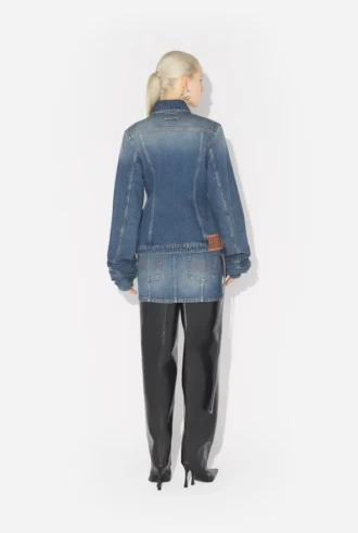 La chaqueta de mezclilla azul con mangas oversize