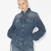 La chaqueta de mezclilla azul con mangas oversize La chaqueta de mezclilla azul con mangas oversize