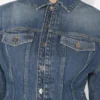 La chaqueta de mezclilla azul con mangas oversize La chaqueta de mezclilla azul con mangas oversize