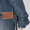 La chaqueta de mezclilla azul con mangas oversize La chaqueta de mezclilla azul con mangas oversize
