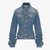 La chaqueta de mezclilla azul con mangas oversize La chaqueta de mezclilla azul con mangas oversize