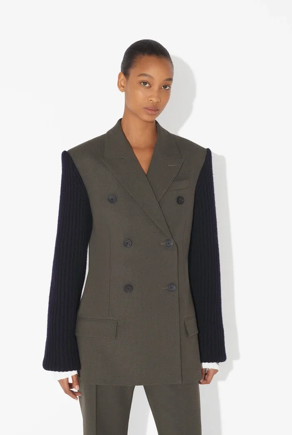 La chaqueta de traje bimaterial La chaqueta de traje bimaterial