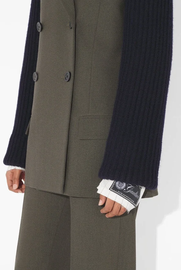 La chaqueta de traje bimaterial La chaqueta de traje bimaterial