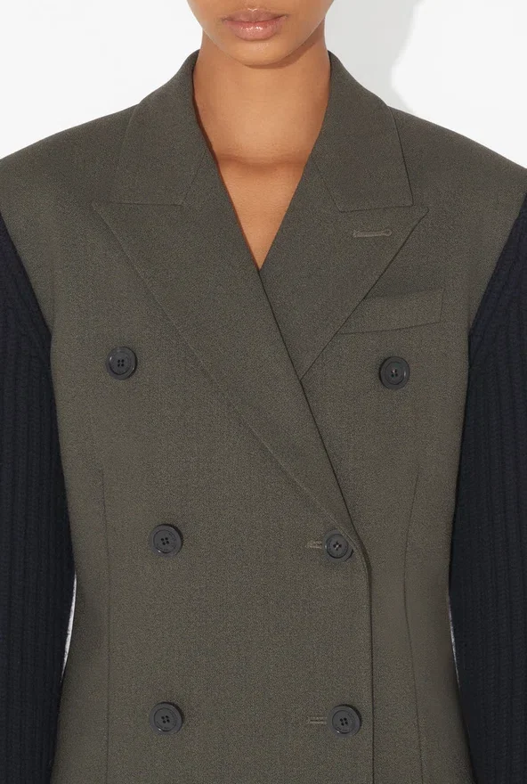 La chaqueta de traje bimaterial La chaqueta de traje bimaterial