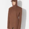 La chaqueta de traje con capucha y rayas diplomáticas La chaqueta de traje con capucha y rayas diplomáticas