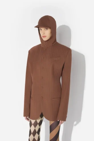 La chaqueta de traje con capucha y rayas diplomáticas
