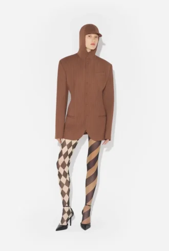 La chaqueta de traje con capucha y rayas diplomáticas