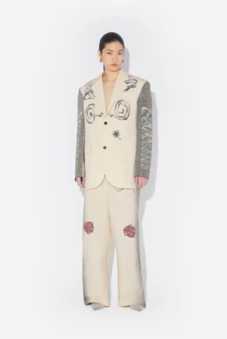 La chaqueta de traje con múltiples tatuajes